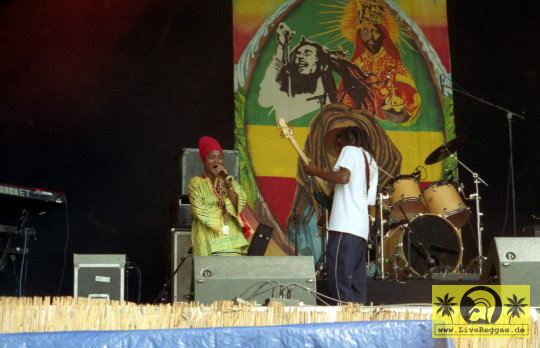 Empress Ayeola (UK) with The Artikal Crew - Reggae Geel Festival, Belgien 05. August 2006 (8).jpg